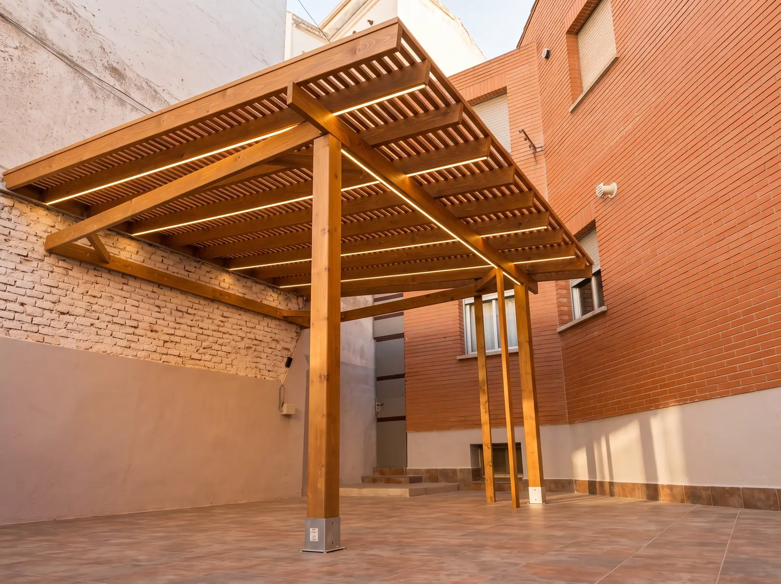 Pérgola de madera terminada en jardín
