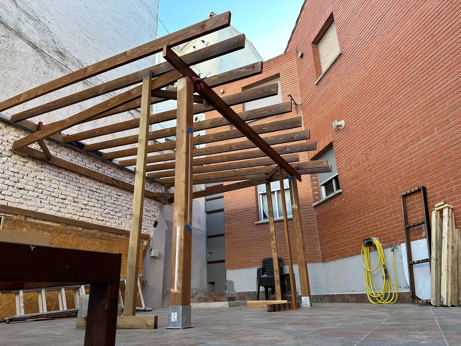 Estructura de pérgola de madera durante el montaje