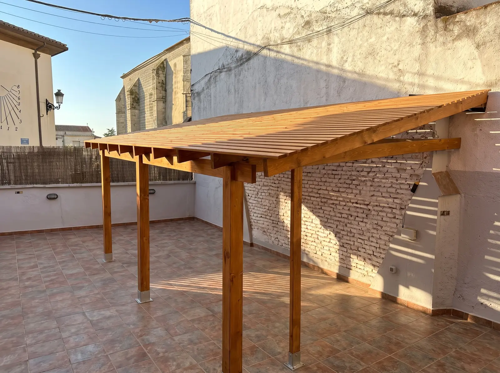 Pérgola de madera laminada terminada, montada por NEK Company