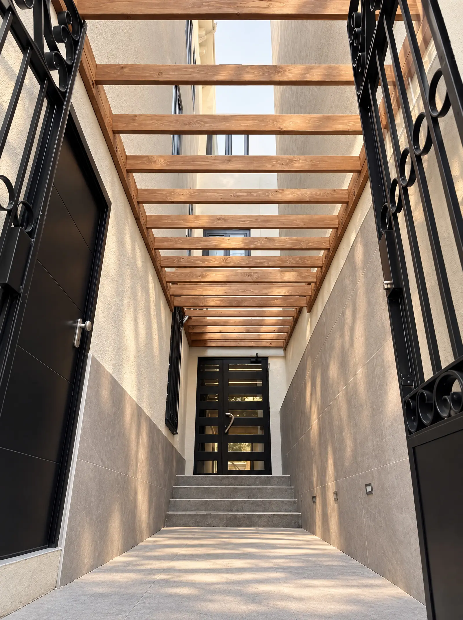 Pérgola de madera formando un pasillo cubierto